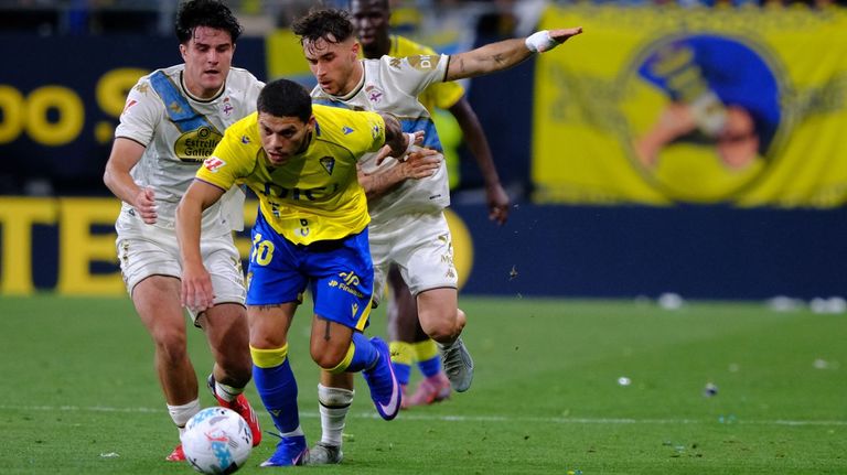 No� Carrillo persigue a Brian Ocampo durante el partido del Deportivo en C�diz