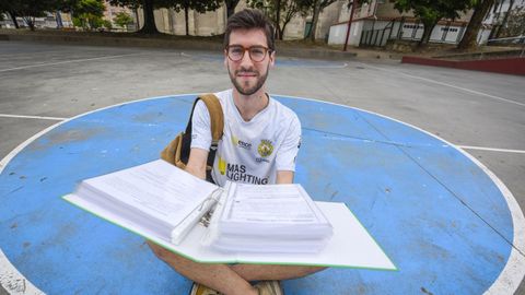 David Veiga con sus apuntes y la camiseta del Mar�n con la que logr� el ascenso a Preferente