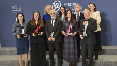 En primer plano, los cinco gallegos premiados. De izquierda a derecha, Carmen �lvarez Lorenzo, Laura Castro Santos, Jos� Antonio�Sobrino Rodr�guez; Eva Novoa P�rez y �ngel Carracedo �lvarez. Al fondo, la directora del Cimus, Mabel Loza; los rectores de las universidades de Santiago y A Coru�a; Rosa Crujeiras y Ricardo Cao; y la directora de la Axencia Galega de Innovaci�n, Carmen Cotelo, que acudieron a Vitoria para apoyar a los galardonados