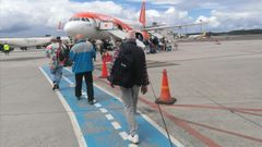 Viajeros gallegos (en su mayor�a) embarcando este martes en Lavacolla hacia Basilea. 