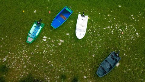 Una vista desde un dron muestra embarcaciones de recreo amarradas sobre la hierba que ha crecido en el lecho expuesto del Lac des Brenets durante una sequ�a del r�o Doubs, cerca de Villers-le-Lac.
