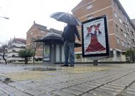El denunciante muestra las losetas en mal estado que quiere cambiar en Rodr�guez Castelao. 