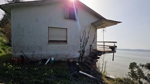 La casa ha perdido la tierra en la fachada a la playa.