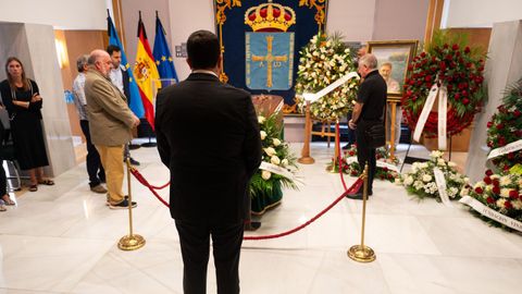 El presidente del Principado, Adrin barbn, ante el fretro de Antonio Trevn, cuya capilla ardiente ha quedado isntalada en la sede de Presidencia. 