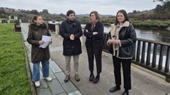 Lorena Solana, Adri�n V�zquez, Cecilia V�zquez y Mar�a Garcia, en la zona del puerto de Betanzos.