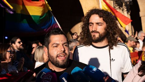 Los activistas agredidos Rub�n Ros�n (i) y Jorge Fern�ndez (d)durante una manifestaci�n en protesta por la agresi�n que sufrieron unos activistas durante las Fiestas de San Mateo, en la plaza del Ayuntamiento, a 19 de septiembre de 2026, en Oviedo, Asturias