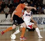 Mimi trata de avanzar con el esf�rico presionado por el jugador del Santiago Hamza.