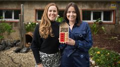Dayana del Puerto es una de las fundadoras de Noia Limpa y posa junto a Almudena Surez, directora del Espazo Xove de Noia