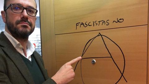 Ignacio Blanco, candidato a las elecciones auton�micas por Vox, mostrando la pintada en la puerta de su despacho