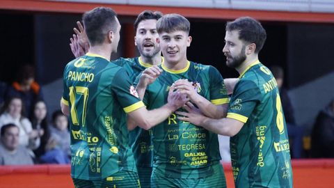 Pancho, Iago M&iacute;guez, Dina y Ant&oacute;n Couto celebran un gol al Tierno Galv&aacute;n.
