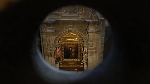 Catedral de Ourense. Altar de la virgen del Ppulo, lmina de cobre del s. XVII, como la imagen a la que reza el Papa de Roma cuando sale de viaje.
