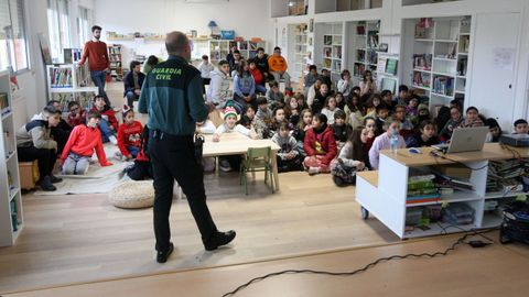 Agentes del Seprona dieron una charla sobre los incendios forestales a los estudiantes del colegio A Gndara