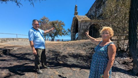 Mari Carmen Groba y Segundo Bouza sealan la capilla el da despus del incendio