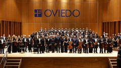 Los reyes Felipe VI y Letizia, acompa�ados por la princesa Leonor (i) y de la infanta Sof�a (d) posan con los m�sicos durante el tradicional concierto de los Premios Princesa de Asturias