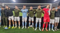 Los jugadores del Celta, durante la celebraci�n con la grada de animaci�n de Bala�dos tras eliminar al PAOK.