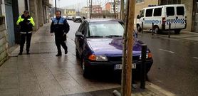 El coche en el que iba el beb� arranc� dos pivotes de la acera tras salirse de la calzada por el choque