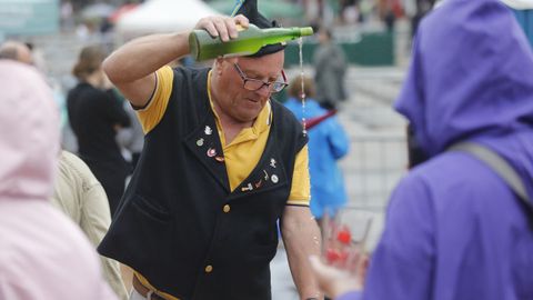 Un hombre escancia sidra durante la XXXII Fiesta de la Sidra Natural de Gijn