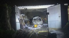 Coche calcinado en Noalla