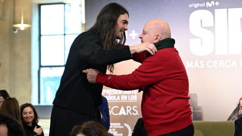 Oliver Laxe celebrando las dos nominaciones al Oscar de �Sir�t�.