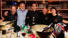 Manuel Villar, segundo por la izquierda, con parte de su equipo en el restaurante Vino y M�s