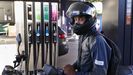 Brandon Millares tiene coche pero utiliza la moto para desplazarse al trabajo en Esp�ritu Santo, ya que es m�s barato y le permite solventar mejor los atascos.