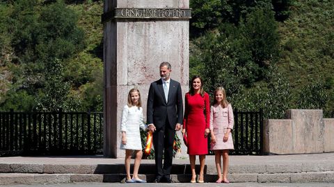  Los reyes Felipe y Letizia, junto a la princesa Leonor (i) y la infanta Sofa (d), realizan una ofrenda floral ante la estatua de Don Pelayo para conmemorar los 13 siglos transcurridos desde la fundacin del Reino de Asturias, hoy en Covadonga