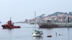 El arrastrero Awadi abandona el puerto de Ribeira remolcado