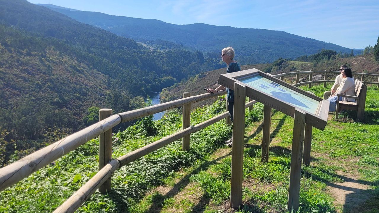 Los alrededores imprimen valor al sencillo mirador Solaina de Monte Lapido, en Padrón