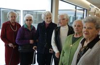 <span lang= es-es >«Estamos encantadas»</span>. Amelia Ferreiro Naya (92 años), Carmen García González (93 años), María Generosa Ramos Silva (101 años), Lucía Prada Rodríguez (92 años), Manola García Lagares (93 años) y Josefina Pérez Alonso, «Fifí» (90 años), en uno de los pasillos de la residencia geriátrica Padre Rubinos, que este grupo de mujeres coincide en valorar con dos palabras: «Estamos encantadas». 