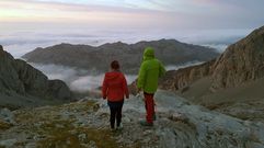 Dos monta�eros contemplan las vistas desde la vega del Urriellu, en Picos de Europa.Dos monta�eros contemplan las vistas desde la vega del Urriellu, en Picos de Europa