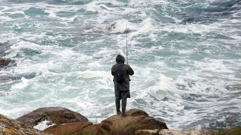 Un pescador deportivo no entorno do Pombeiro en O Grove