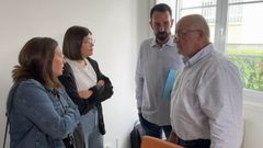 Jos� Manuel Lamela, a la derecha,�alcalde de O Valadouro