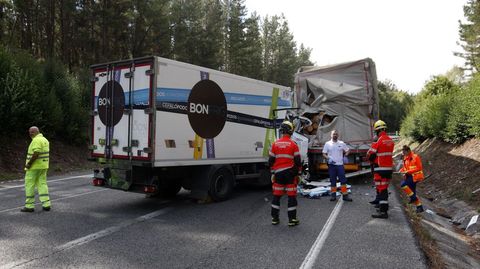 El camión de madera estaba detenido después de haber sufrido un pinchazo
