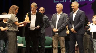 Lupe Blanco recibe os seus premios de Xos� Ameixeiras, Valent�n Garc�a e Daniel P�rez