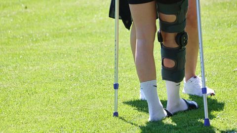 Una persona utilizando muletas debido a una lesi�n en su pierna