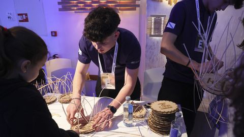 <span lang= gl >Tam�n nos oficios tradicionais innovan os alumnos que participan na feira</span>