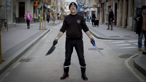 Marcos Send&oacute;n, el pescadero que en redes se da conocer como Marc del Norte, en la calle de la Torre de A Coru&ntilde;a, donde tiene su pescader&iacute;a. Pronto abrir&aacute; un puesto en el nuevo mercado de Monte Alto. 