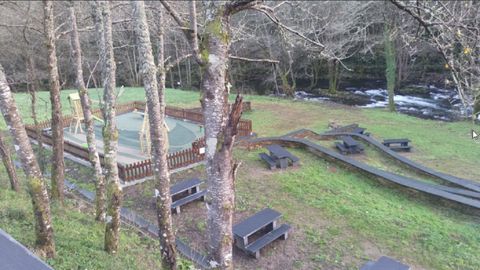 Un aspecto del �rea recreativa de Mogoxe, junto al cauce del Lor