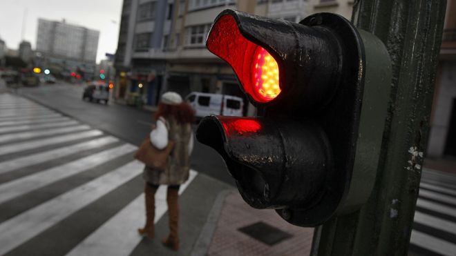 Imagen de archivo de una persona cruzando en un paso de peatones regulado por un sem�foro