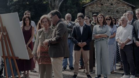 La reina em�rita Sof�a escucha las explicaciones del director xeral de Defensa do Monte, Tom�s Fern�ndez-Couto, sobre la actuaci�n que se har� en Rubi�.