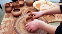 Elaboraci�n de cer�mica, en foto de archivo