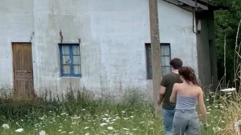 Gabi y Tom�s, de @manostotheobra, entrando en su casa en el concejo de Doiras (Boal)