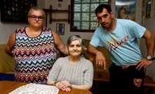 Bel�n Pedreiras y su madre Josefa, de 84 a�os, ayer en su casa en Fene. 