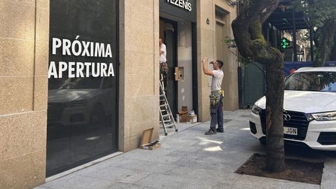 Operarios trabajando en la apertura de un local en una foto de archivo.