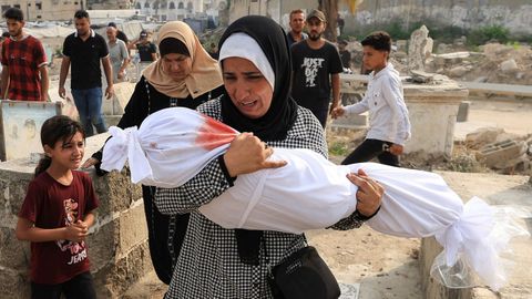Soha Tafesh sostiene el cuerpo de su nieta Sarah, muerta en un bombardeo israel en Ciudad de Gaza.