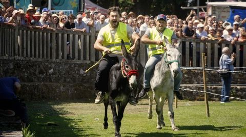 Sergio Freire y Antonio Aradas en la prueba final de la carrera de burros de Escairón