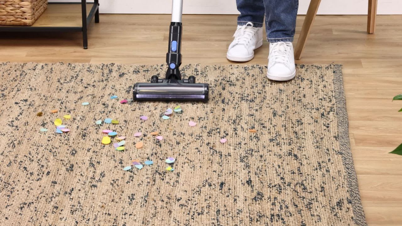 Limpieza rápida, sin cables y sin gastar de más: los aspiradores inalámbricos más potentes por menos de 100 euros