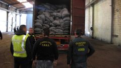Los 390 kilos de cocana localizados en una nave del parque empresarial de Ordes el 13 de noviembre del 2014, camuflados entre 3,2 toneladas de carbn.
