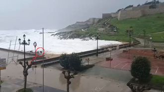 El momento en el que una ola arrastra a una turista alemana que falleci� en Baiona