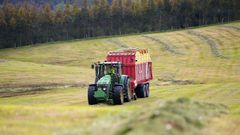 Un tractor, trabajando en el ensilado en fincas del ganadero Ramiro Morado, en Labrada (Guitiriz):